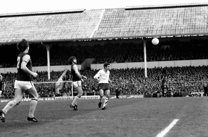 Framed Print : Division One Football 1980  /  81 Season. Tottenham Hotspur v Aston Villa, White Hart Lane