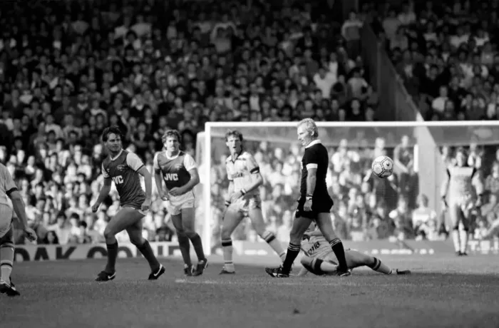 Framed Print : Division One Football 1985 / 86 Season, Arsenal v Aston Villa, Highbury Framed Print : Division One Football 1985 / 86 Season, Arsenal v Aston Villa, Highbury