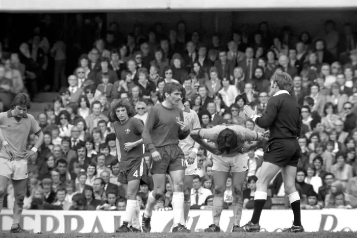 Framed Print : Division one football, Chelsea v Everton 1974 / 75 season Framed Print : Division one football, Chelsea v Everton 1974 / 75 season