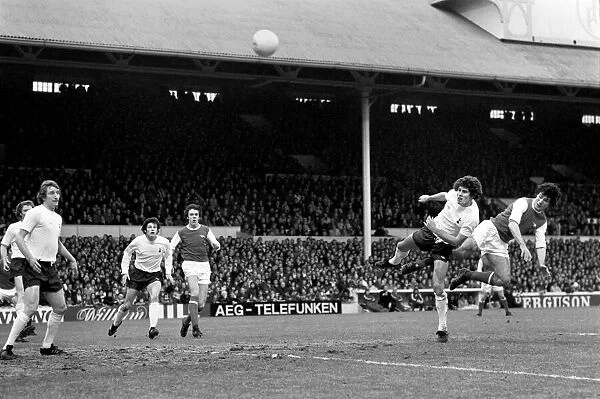 Division One Football, local derby match between Tottenham Hotspur