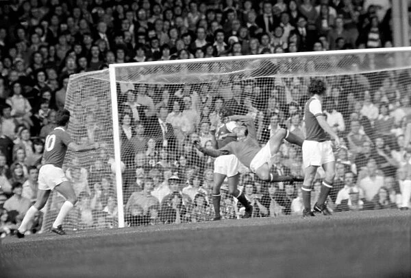 Division I. Arsenal (2) v. Leicester City (2). September 1975 75-04972-060