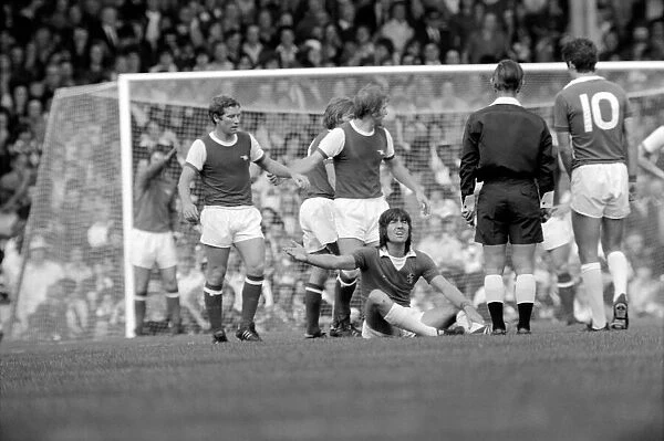 Division I. Arsenal (2) v. Leicester City (2). September 1975 75-04972-047