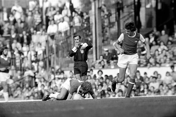 Division I. Arsenal (2) v. Leicester City (2). September 1975 75-04972-044