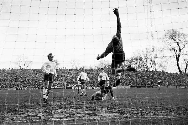 Division One. Fulham v. Arsenal 1st January 1966. Jack McClelland in goal for