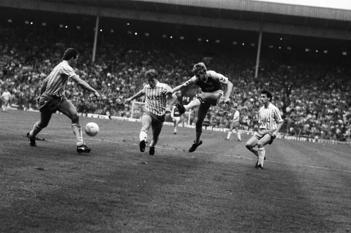 Framed Print : Divison One match Aston Villa 6 -2 Everton held at Villa Park. 5th November 1989 Framed Print : Divison One match Aston Villa 6 -2 Everton held at Villa Park. 5th November 1989
