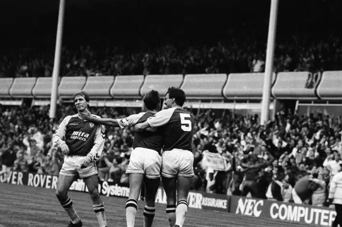 Framed Print : Divison One match Aston Villa 6 -2 Everton held at Villa Park. 5th November 1989