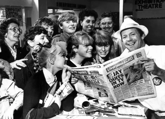Framed Print : DJ Billy Butler shows off the new style of tabloid Liverpool Echo to visitors to the Echo Framed Print : DJ Billy Butler shows off the new style of tabloid Liverpool Echo to visitors to the Echo
