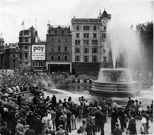 Dock Strikes 1949. Strikers meeting in Trafalgar Square. 18th July 1949