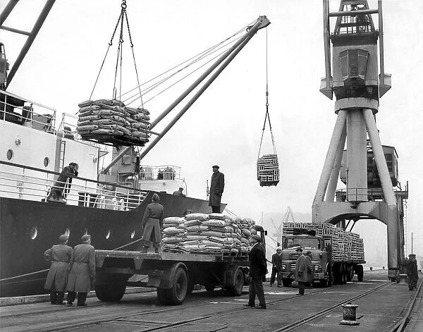 Dockers unloading at North Shields commission Quay from the Norwegian mail boat in 1954