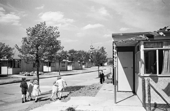 Framed Print : Dockland Houses, Isle of Dogs. Families set up home in pre-fabricated houses, Circa 1946 Framed Print : Dockland Houses, Isle of Dogs. Families set up home in pre-fabricated houses, Circa 1946