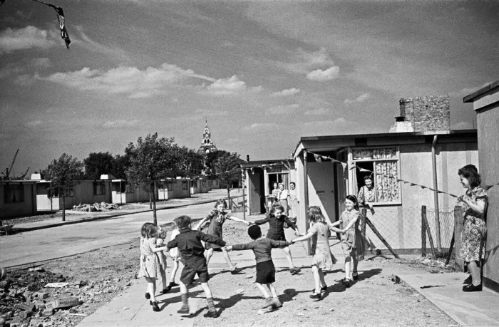 Framed Print : Dockland Houses, Isle of Dogs. Families set up home in pre-fabricated houses, Circa 1946
