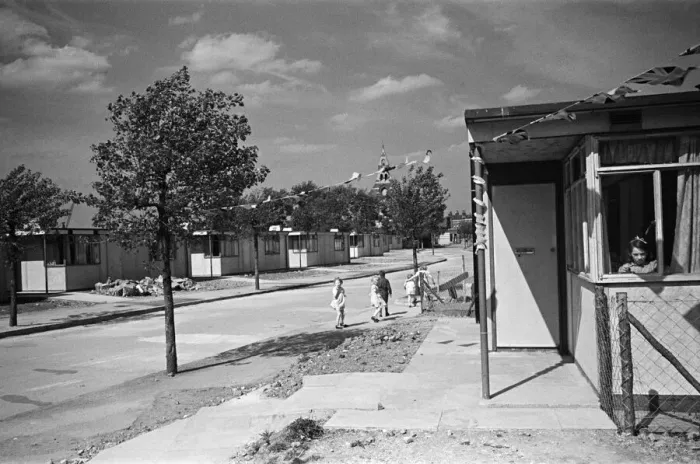 Framed Print : Dockland Houses, Isle of Dogs. Families set up home in pre-fabricated houses, Circa 1946 Framed Print : Dockland Houses, Isle of Dogs. Families set up home in pre-fabricated houses, Circa 1946