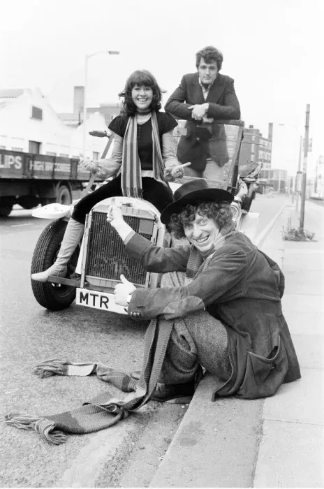 Framed Print : Doctor Who, actor Tom Baker - the 4th Doctor - pictured with assistants Sarah Jane Smith
