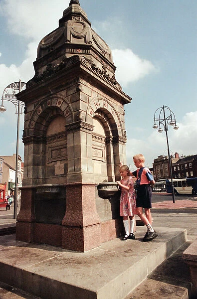 Dodshons Fountain in Stockton High Street, 22nd August 1996