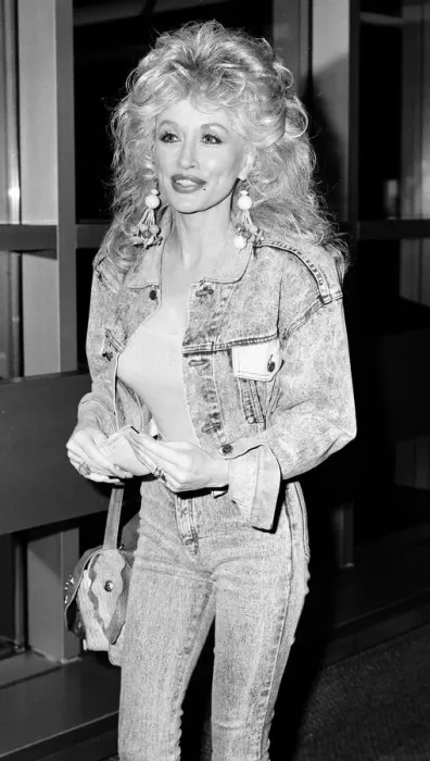 Framed Print : Dolly Parton seen here at London Airport 1st April 1988 Local Caption Watscan Framed Print : Dolly Parton seen here at London Airport 1st April 1988 Local Caption Watscan