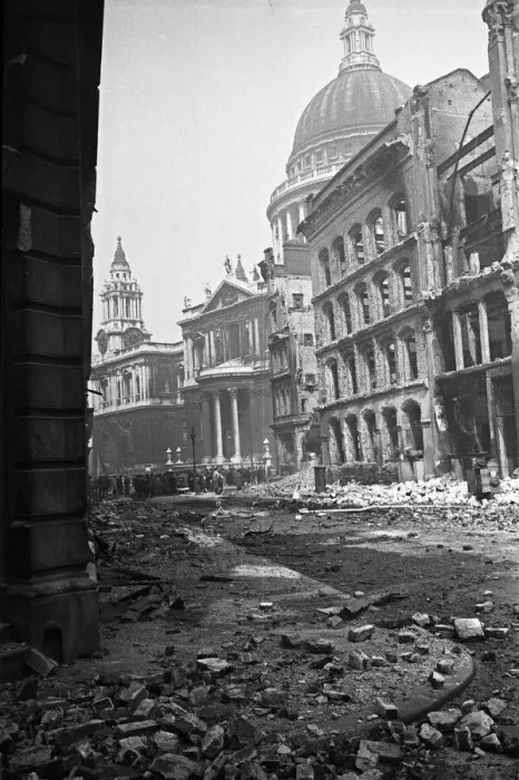 Framed Print : The dome of St Pauls Cathedral looms over the devastated remains of Cannon Street Framed Print : The dome of St Pauls Cathedral looms over the devastated remains of Cannon Street