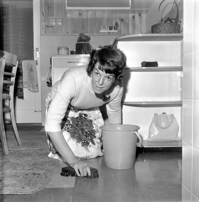 Framed Print : Domestic Life: Washing and cleaning a house wifes work is never done. February 1969 Framed Print : Domestic Life: Washing and cleaning a house wifes work is never done. February 1969