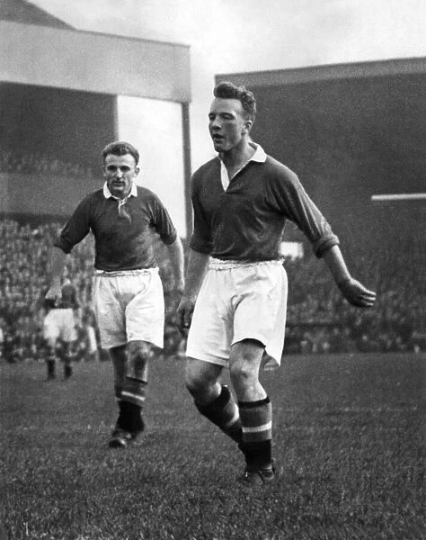 Don Gibson, left, Jeff Whitefoot, right. Manchester United AFC. October 1952 P011389