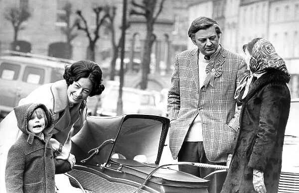 Donald Hardie and his wife Sally (left) talk to a young myum