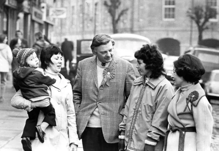 Framed Print : Donald Hardie and his wife Sally (right) talkt to Mrs Kathleen Pendleton Framed Print : Donald Hardie and his wife Sally (right) talkt to Mrs Kathleen Pendleton