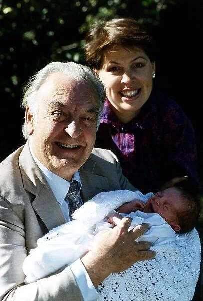 Donald Sinden Actor with his Daughter and his Granddaughter A©Mirrorpix