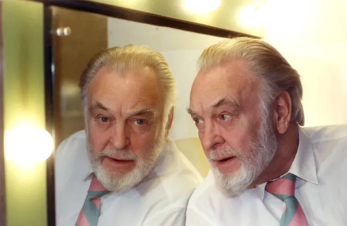 Framed Print : DONALD SINDEN (ACTOR) LOOKING IN MIRROR PICTURED IN 1995 Framed Print : DONALD SINDEN (ACTOR) LOOKING IN MIRROR PICTURED IN 1995