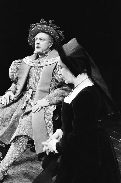 Donald Sinden as Henry 8th and Peggy Ashcroft as Katherine of Aragon in a scene