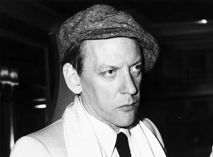 Framed Print : Donald Sutherland in cloth cap at a party in Londons White elephant club