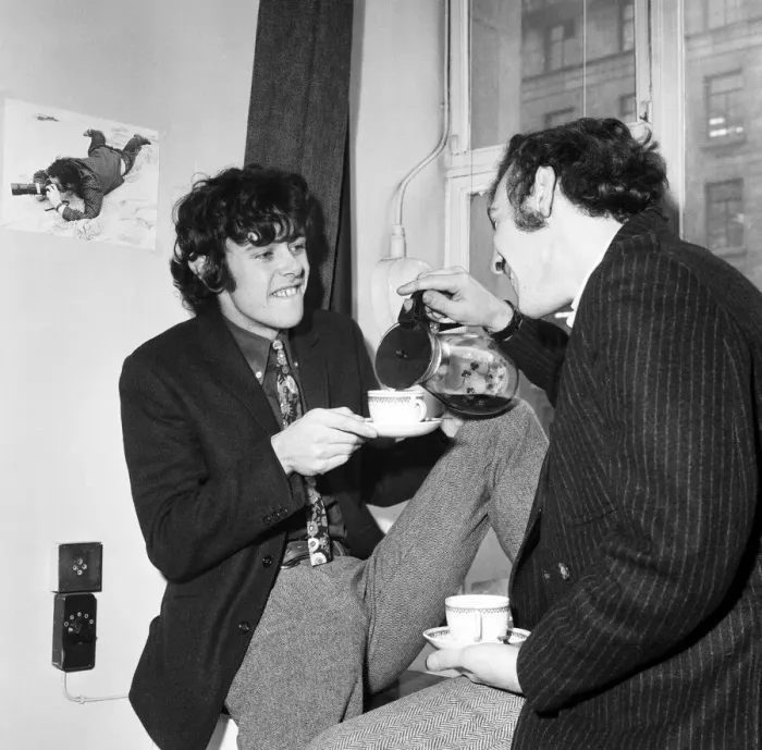 Framed Print : Donovan and his friend Gypsy Dave at Television House ahead of the screening of Framed Print : Donovan and his friend Gypsy Dave at Television House ahead of the screening of