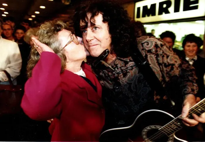 Framed Print : Donovan being kissed by old woman at Maryhill shopping centre Framed Print : Donovan being kissed by old woman at Maryhill shopping centre