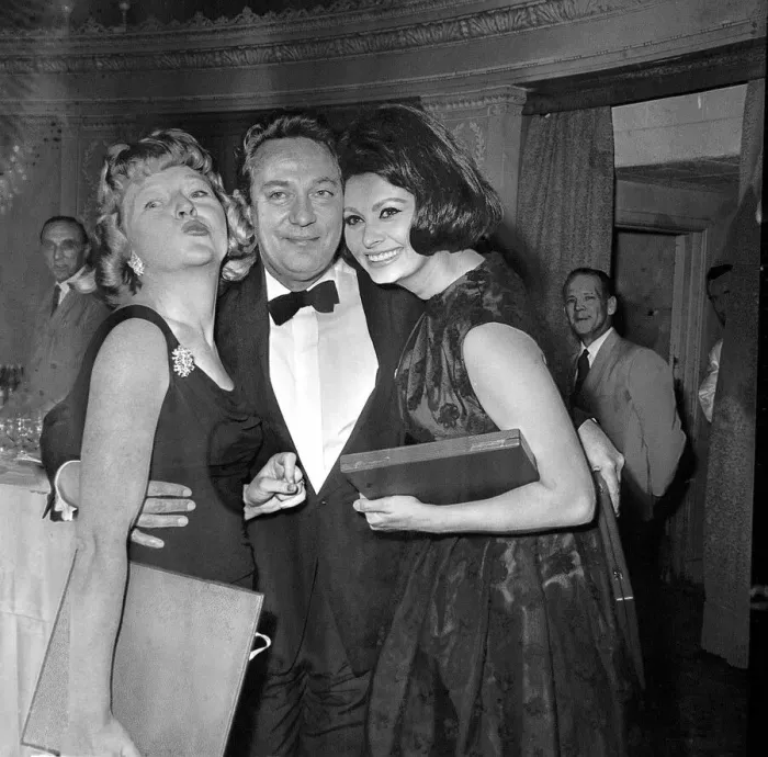 Framed Print : Dora Bryan Peter Finch and Sophia Loren British Film Academy Awards 1962 Framed Print : Dora Bryan Peter Finch and Sophia Loren British Film Academy Awards 1962