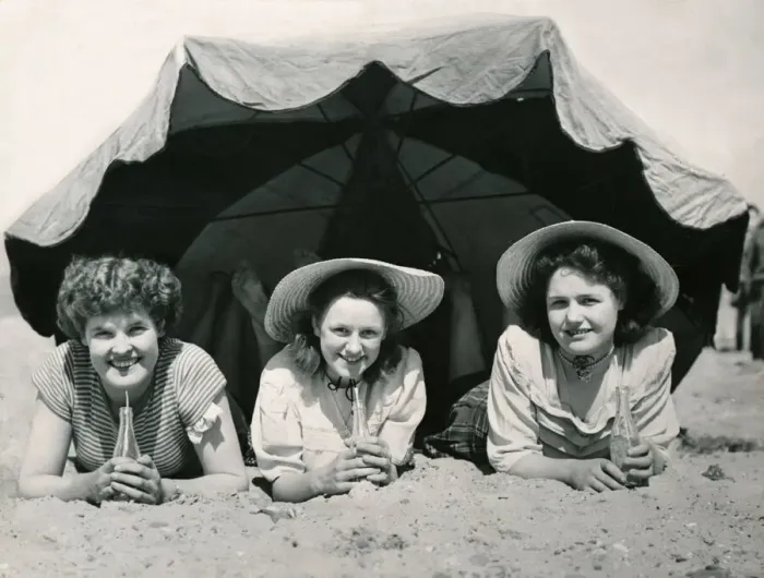 Framed Print : Doreen Hail, Margaret & Maureen Bates from Coventry get into the bank holiday spirit Framed Print : Doreen Hail, Margaret & Maureen Bates from Coventry get into the bank holiday spirit