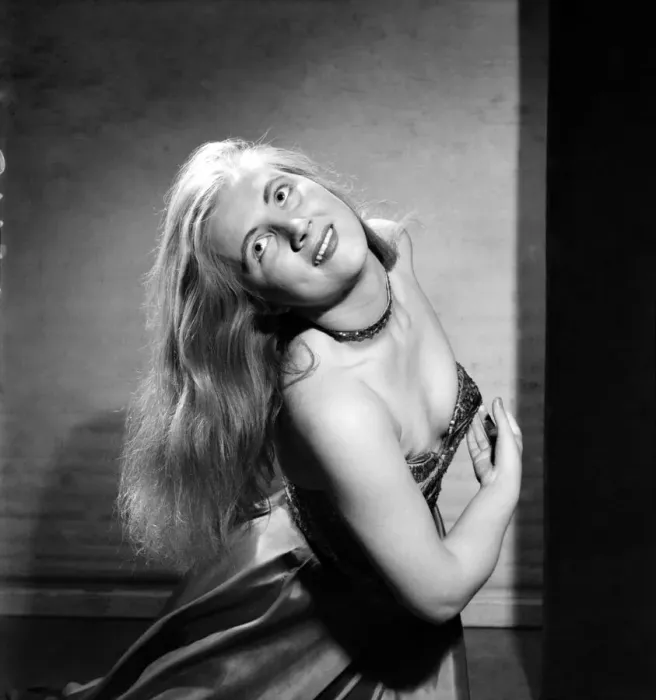Framed Print : Doreen Warburton - Actress. C3115 Framed Print : Doreen Warburton - Actress. C3115
