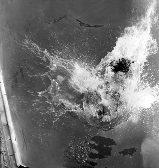 Framed Print : Doreen Williams of Prestatyn makes a big splash as she cools off at the Rhyl bathing pool Framed Print : Doreen Williams of Prestatyn makes a big splash as she cools off at the Rhyl bathing pool
