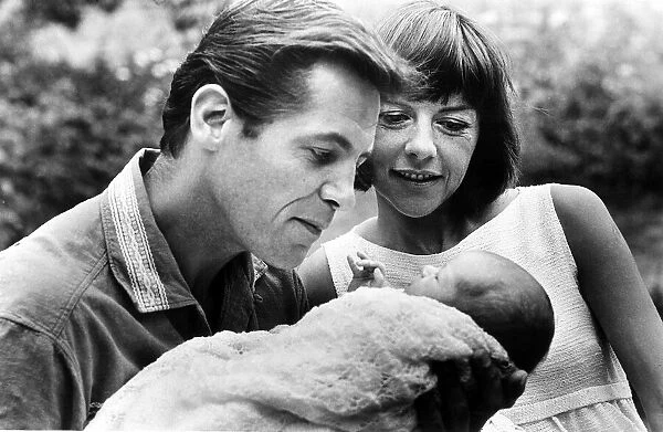Dorethy Tutin actress Aug 1964 and David Waring and their baby daughter Amanda