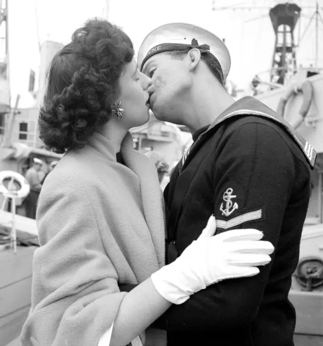 Framed Print : Dorothy Phillips kissing her boyfriend and sailor L. M. E Alex McFarlane when he arrived Framed Print : Dorothy Phillips kissing her boyfriend and sailor L. M. E Alex McFarlane when he arrived
