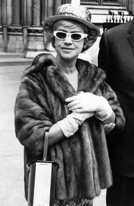 Framed Print : Dorothy Squires at the Divorce Court today. July 1962 P009651 Framed Print : Dorothy Squires at the Divorce Court today. July 1962 P009651