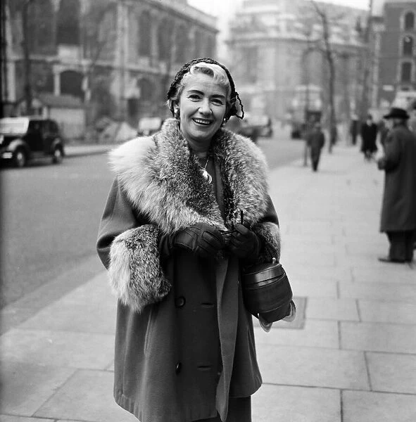 Dorothy Squires outside the High Court. The Billy Reid v Dorothy Squires case continued
