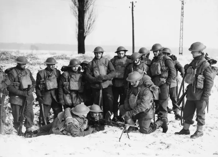 Framed Print : The Dorsetshire Regiment practice with a Bren gun during Second World War Framed Print : The Dorsetshire Regiment practice with a Bren gun during Second World War