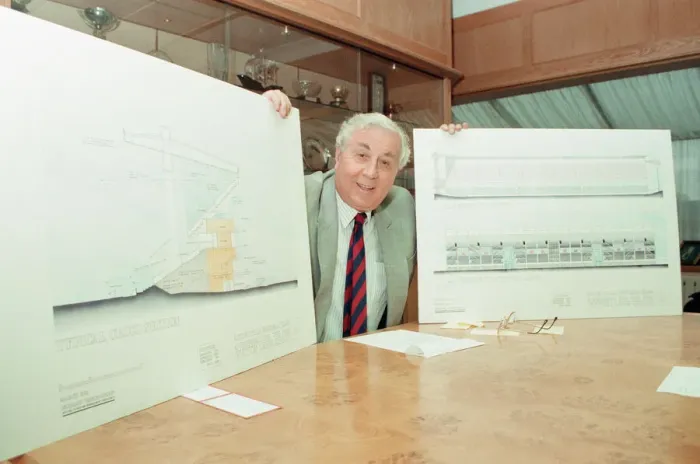 Framed Print : Doug Ellis, Chairman Aston Villa Football Club, news press conference photo-call Framed Print : Doug Ellis, Chairman Aston Villa Football Club, news press conference photo-call
