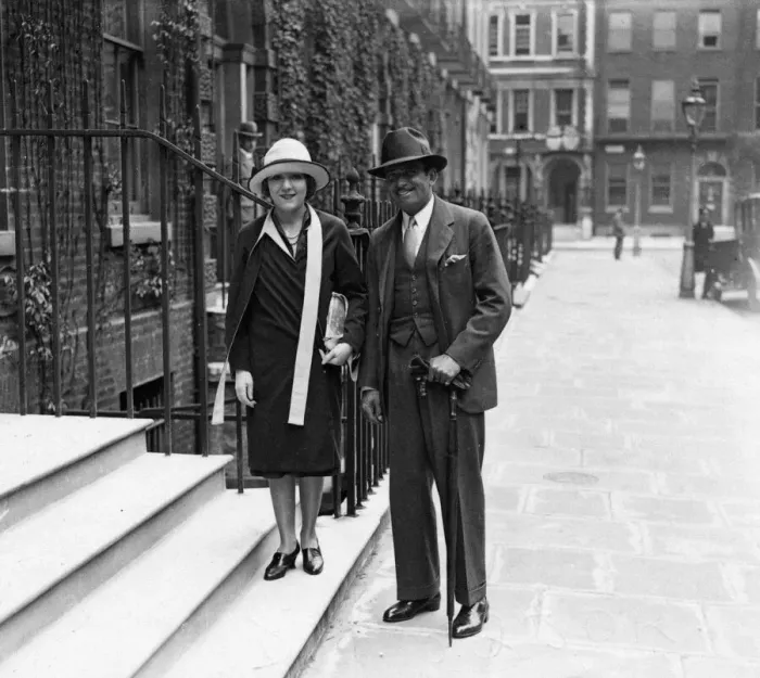 Framed Print : Douglas Fairbanks and Mary Pickford arrive at the Earl of Oxford