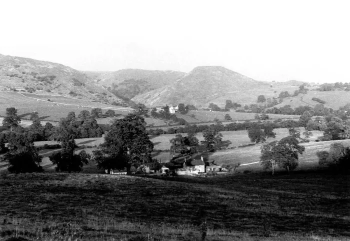 Framed Print : Dovedale lying betwen Bunster Hill (left) and Thorpe Cloud (right) in Derbyshire Framed Print : Dovedale lying betwen Bunster Hill (left) and Thorpe Cloud (right) in Derbyshire
