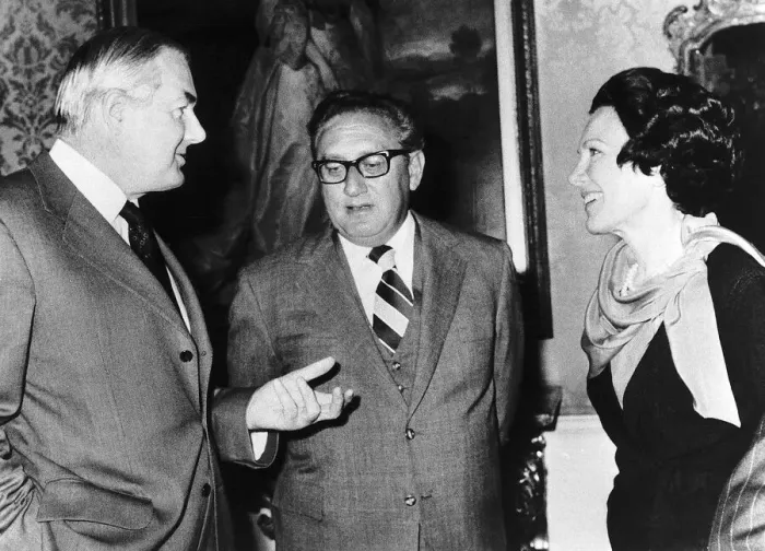 Framed Print : Dr Henry Kissinger Secretary of State of America (centre Framed Print : Dr Henry Kissinger Secretary of State of America (centre