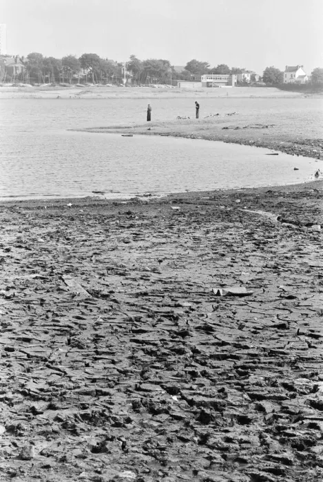 Framed Print : Dried out Edgbaston reservoir in Birmingham during the summer heatwave of 1976 Framed Print : Dried out Edgbaston reservoir in Birmingham during the summer heatwave of 1976