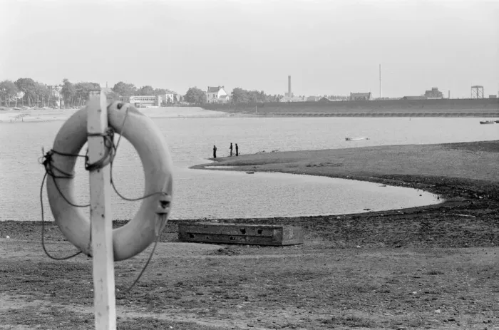 Framed Print : Dried out Edgbaston reservoir in Birmingham during the summer heatwave of 1976 Framed Print : Dried out Edgbaston reservoir in Birmingham during the summer heatwave of 1976