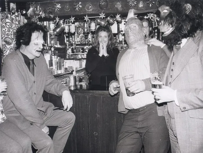 Framed Print : Drinkers standing at the bar of the Red Lion in Kings Langley Hertfordshire wearing masks