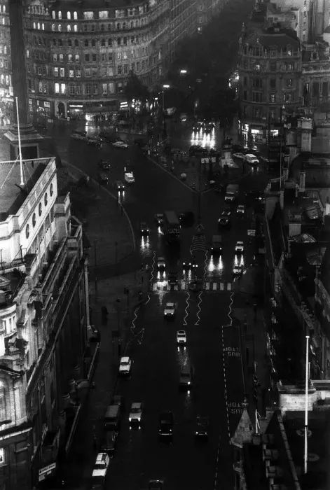 Framed Print : Drivers make their way through the gloom at lunchtime in London August 1981 Framed Print : Drivers make their way through the gloom at lunchtime in London August 1981