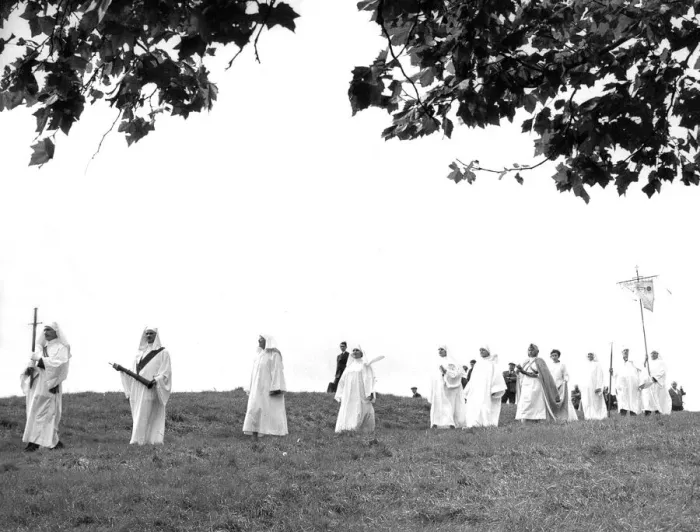 Framed Print : Druids gathering for the autumn equinox. Primrose Hill was the venue of the druids as