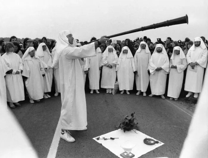 Framed Print : Druids and hippies gathered at Stonehenge this morning for the Solstice ceremony