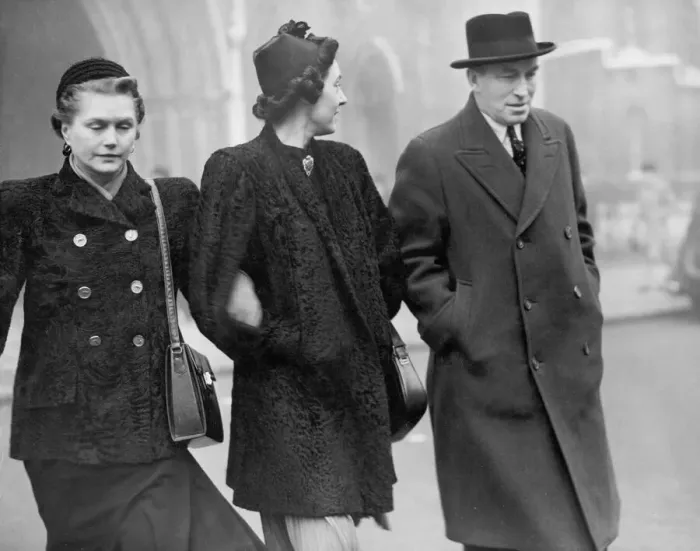 Framed Print : Duchess of Westminster Loelia Mary Grosvenor (center) third wife of The 2nd Duke of